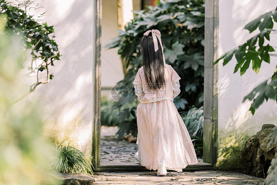 中国风汉服儿童女孩公园里游玩背影图片