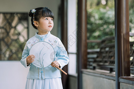 古装可爱儿童女孩逛公园游玩图片