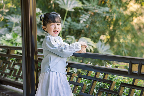 汉服传统可爱女孩逛公园游玩图片