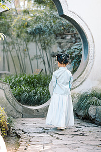 中国风可爱儿童小女孩公园里游玩背影图片