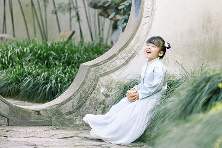 中国花鸟汉服唐装可爱童真小女孩公园游玩背景
