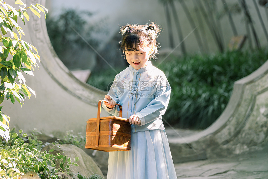 中国风可爱儿童小女孩公园里游玩图片