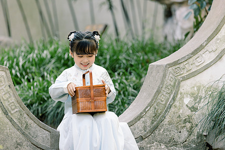 中国风儿童汉服小女孩提篮子图片