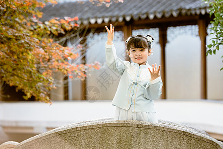 中国风可爱儿童小女孩公园里游玩图片