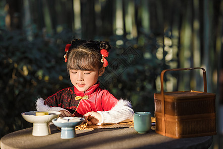 中国传统汉服可爱儿童公园吃点心图片