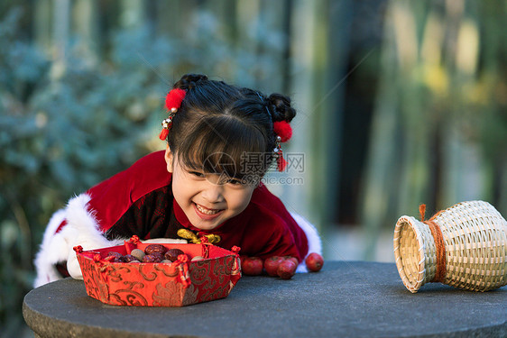 汉服中国风可爱儿童嬉戏过新年图片