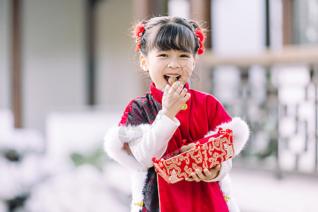 女孩过新年汉服中国风可爱儿童过新年吃糖果背景