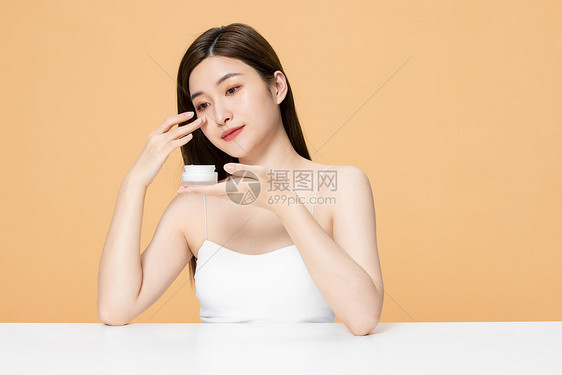 美女享受乳液的滋润效果图片