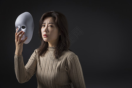 魔凯孤独悲伤的女性摘下假面背景