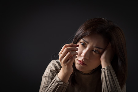 看着药物犹豫的女性背景图片