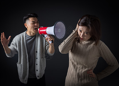 丈夫用扩音器大声的对妻子说话图片