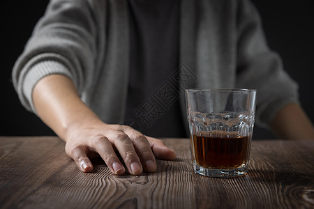 面对酒杯的男性手部特写背景