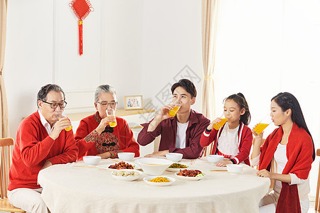 春节一家人团圆吃年夜饭背景图片