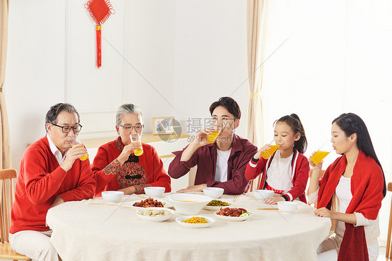 春节一家人团圆吃年夜饭图片