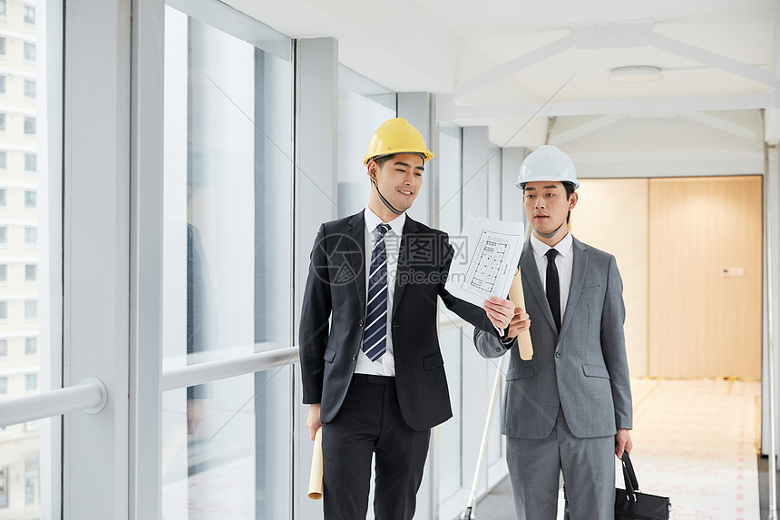 建筑工程师为客户介绍施工项目图片