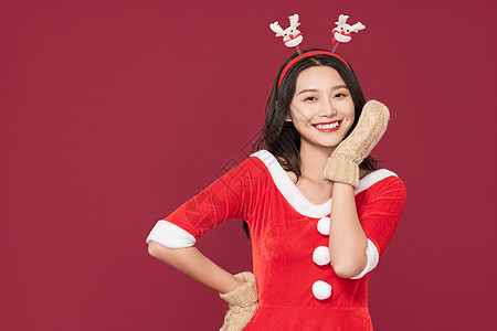 麋鹿圣诞甜美女性戴手套过圣诞背景