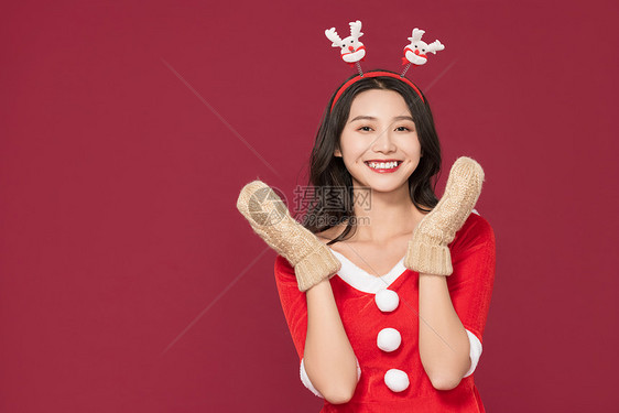 甜美女性戴手套过圣诞图片