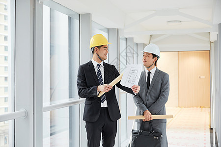 建筑工程师为客户介绍施工项目图片