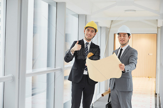 建筑工程师为客户介绍施工项目点赞图片