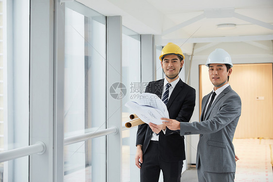 建筑工程师为客户介绍施工项目图片