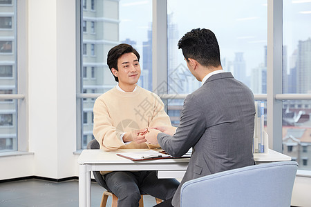 青年男性与房产销售签订合同黄种人高清图片素材