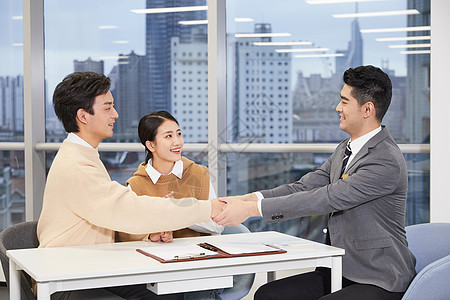 房产销售与客户握手洽谈合作图片