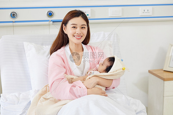 医院病床上妈妈抱着宝宝图片