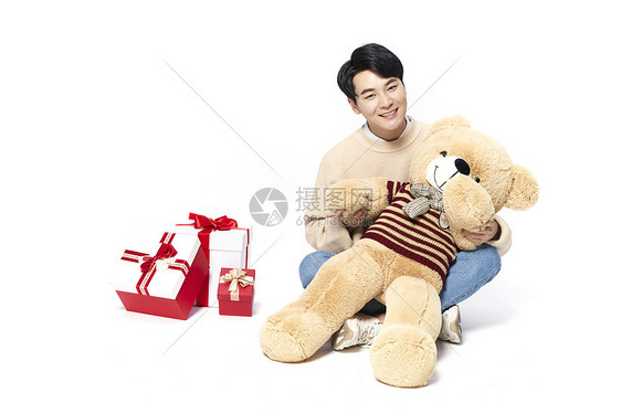 阳光韩系男生抱着毛绒玩具熊图片