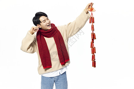 新年男士手拿红色鞭炮贺新春图片素材