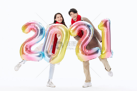 青年情侣欢乐迎接2021年图片