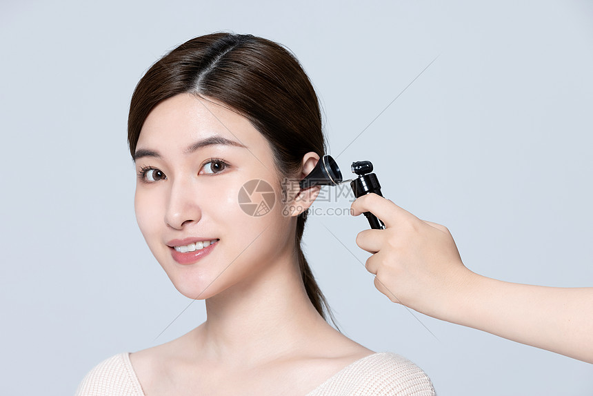 女性享受采耳检查服务高清图片下载 正版图片 摄图网 女性享受采耳检查服务高清图片下载 正版图片 摄图网