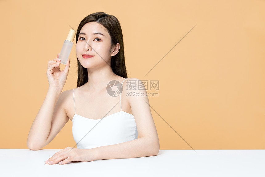 拿着补水喷雾的女性图片