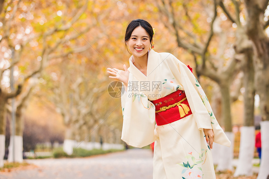 户外和服美女打招呼甜美形象高清图片下载 正版图片 摄图网