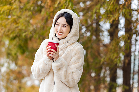 加绒卫衣秋冬户外手捧咖啡的美女背景