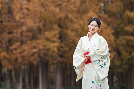 手拿扇子的秋季户外和服美女写真图片