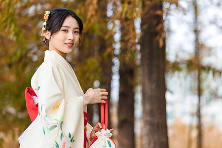 穿和服的日本美女秋季和服女孩户外拎手包背景
