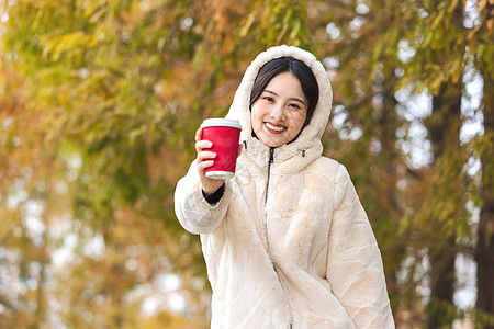 秋冬户外手捧咖啡的美女图片