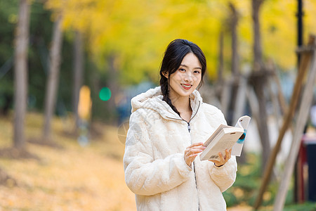 文艺清新女孩手捧书本阅读高清图片