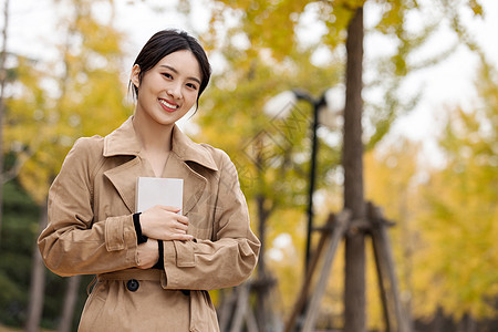 韩国女模特知性女青年手捧书本背景