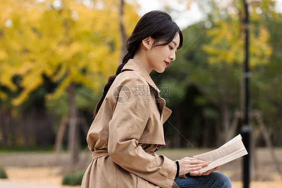 秋天户外阅读的文艺女青年图片