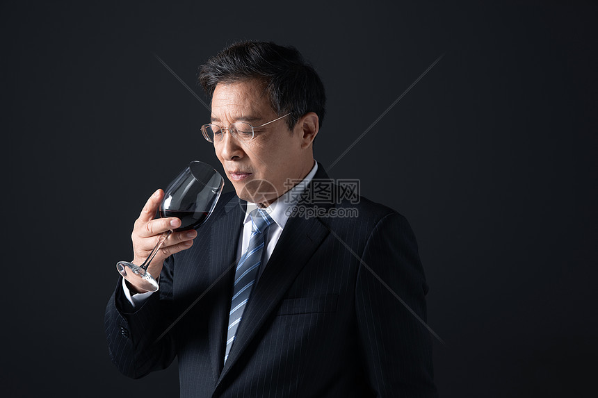 成熟男性形象品酒的人图片
