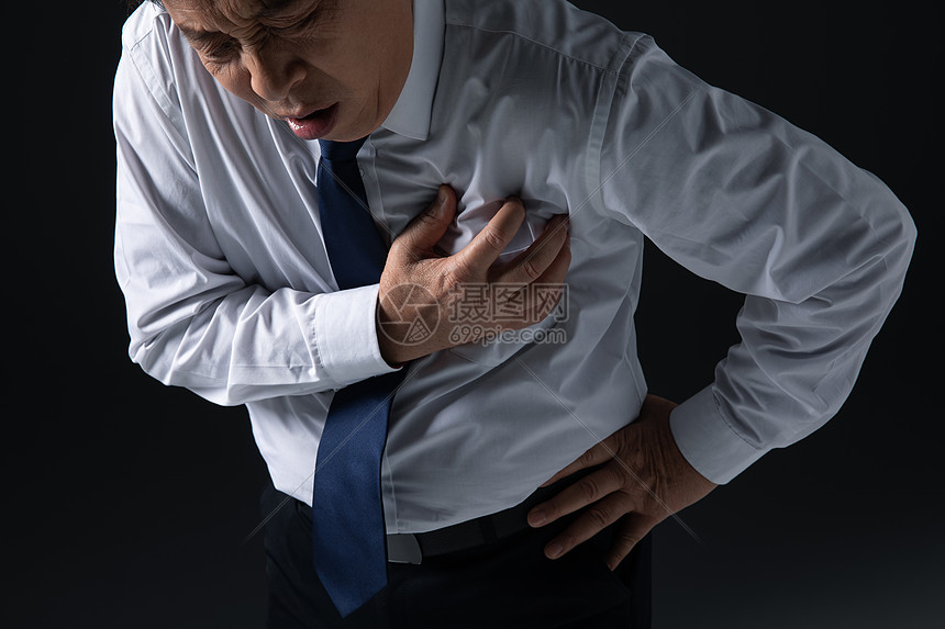 弯腰手捂心脏的中年男性高清图片下载 正版图片 摄图网 弯腰手捂心脏的中年男性高清图片下载 正版图片 摄图网