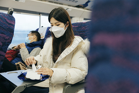 女性在车厢里使用消毒酒精湿巾高清图片