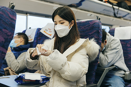 女性在车厢里使用湿巾消毒图片