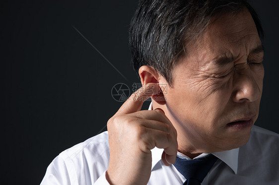中年男性耳膜受损听力下降图片
