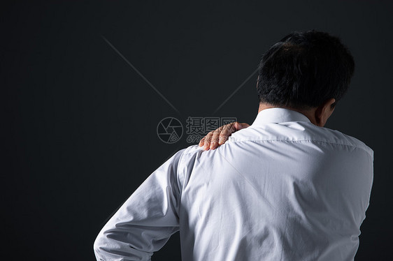 男性身体不适背影肩膀酸图片