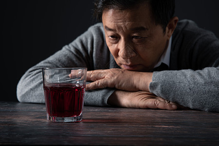 发呆男性看着酒杯发呆的老人酗酒的人背景