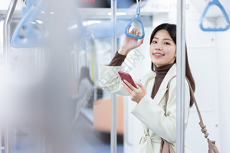 乘坐地铁的女性微笑背景图片