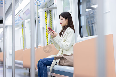 女性在下班回家路上使用手机背景图片