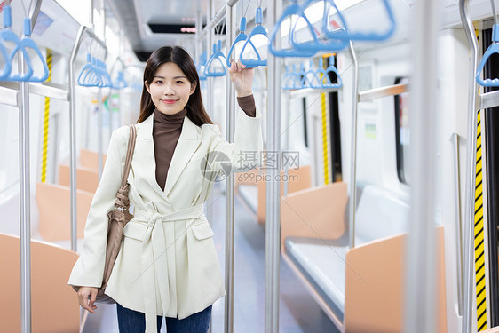 乘坐地铁的女性图片